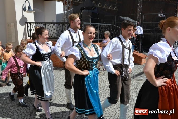 Zdjęcie w galerii na portalu naszraciborz.pl: 16. edycja Międzynarodowych Spotkań Artystycznych Śląsk Kraina Wielu Kultur za nami. Video przemarszu z lotu ptaka wiadomości z regionu