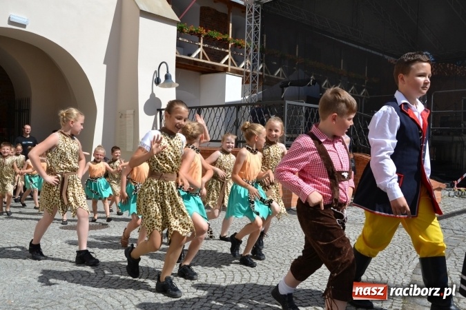 Zdjęcie w galerii na portalu naszraciborz.pl: 16. edycja Międzynarodowych Spotkań Artystycznych Śląsk Kraina Wielu Kultur za nami. Video przemarszu z lotu ptaka wiadomości z regionu
