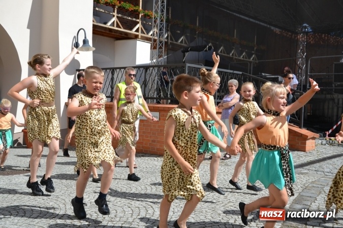 Zdjęcie w galerii na portalu naszraciborz.pl: 16. edycja Międzynarodowych Spotkań Artystycznych Śląsk Kraina Wielu Kultur za nami. Video przemarszu z lotu ptaka wiadomości z regionu