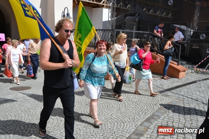 Zdjęcie w galerii na portalu naszraciborz.pl: 16. edycja Międzynarodowych Spotkań Artystycznych Śląsk Kraina Wielu Kultur za nami. Video przemarszu z lotu ptaka wiadomości z regionu