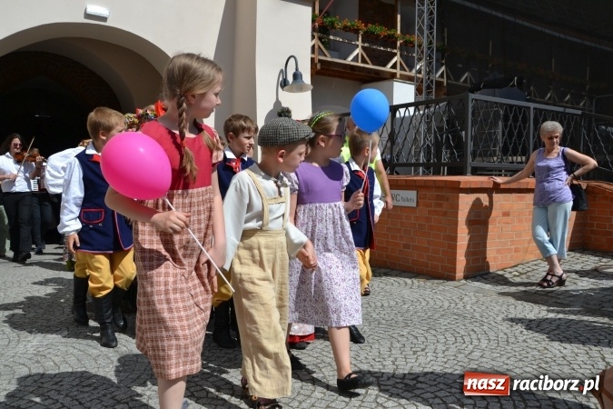 Zdjęcie w galerii na portalu naszraciborz.pl: 16. edycja Międzynarodowych Spotkań Artystycznych Śląsk Kraina Wielu Kultur za nami. Video przemarszu z lotu ptaka wiadomości z regionu