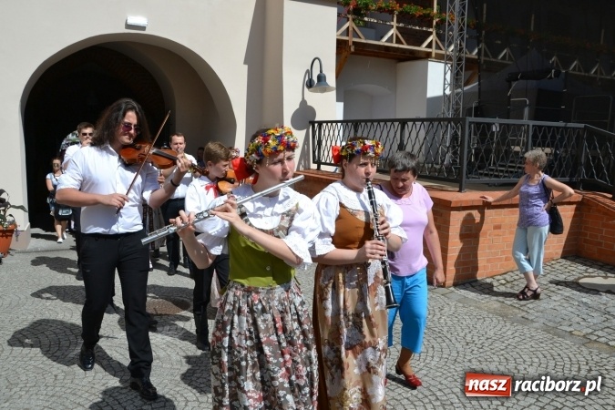 Zdjęcie w galerii na portalu naszraciborz.pl: 16. edycja Międzynarodowych Spotkań Artystycznych Śląsk Kraina Wielu Kultur za nami. Video przemarszu z lotu ptaka wiadomości z regionu