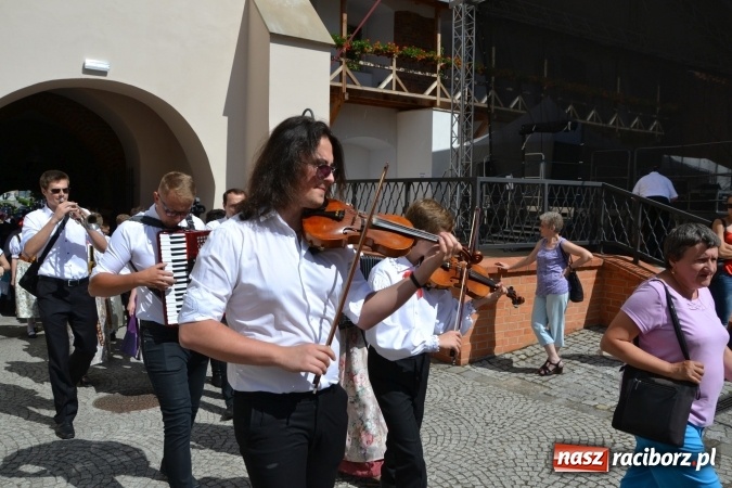 Zdjęcie w galerii na portalu naszraciborz.pl: 16. edycja Międzynarodowych Spotkań Artystycznych Śląsk Kraina Wielu Kultur za nami. Video przemarszu z lotu ptaka wiadomości z regionu