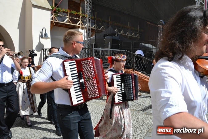 Zdjęcie w galerii na portalu naszraciborz.pl: 16. edycja Międzynarodowych Spotkań Artystycznych Śląsk Kraina Wielu Kultur za nami. Video przemarszu z lotu ptaka wiadomości z regionu
