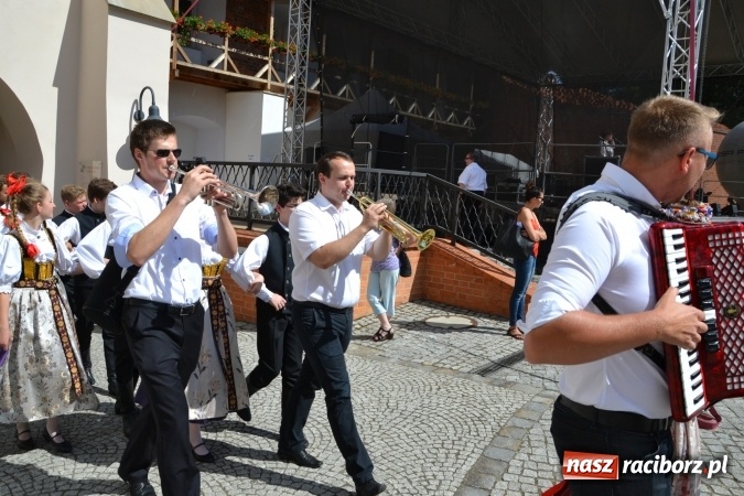 Zdjęcie w galerii na portalu naszraciborz.pl: 16. edycja Międzynarodowych Spotkań Artystycznych Śląsk Kraina Wielu Kultur za nami. Video przemarszu z lotu ptaka wiadomości z regionu