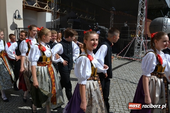 Zdjęcie w galerii na portalu naszraciborz.pl: 16. edycja Międzynarodowych Spotkań Artystycznych Śląsk Kraina Wielu Kultur za nami. Video przemarszu z lotu ptaka wiadomości z regionu