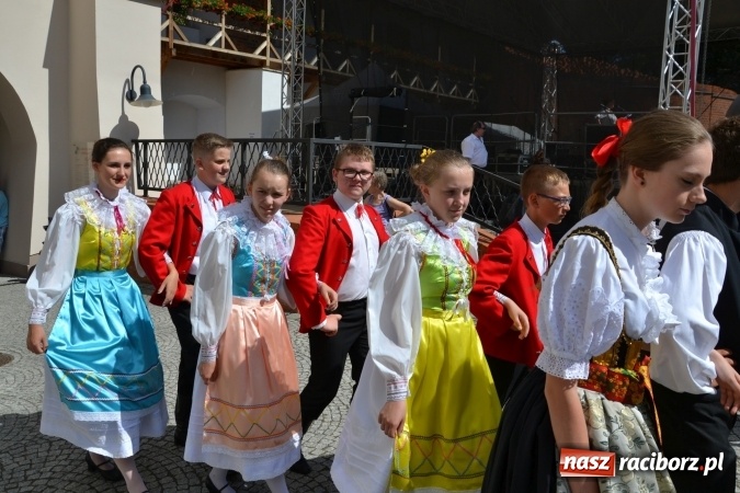 Zdjęcie w galerii na portalu naszraciborz.pl: 16. edycja Międzynarodowych Spotkań Artystycznych Śląsk Kraina Wielu Kultur za nami. Video przemarszu z lotu ptaka wiadomości z regionu