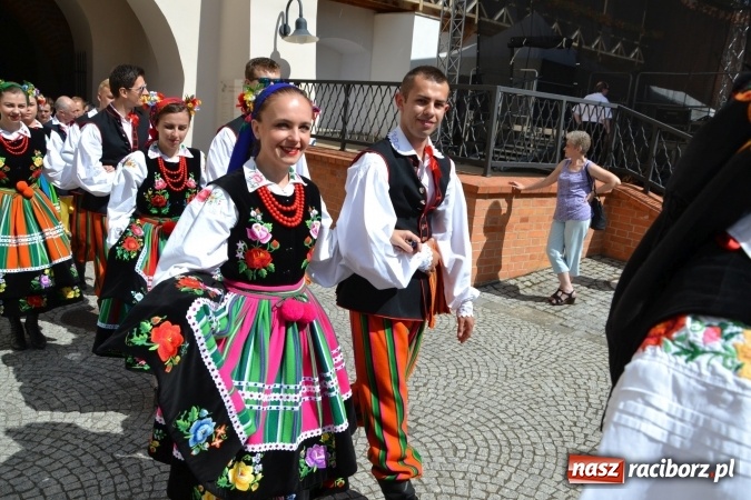 Zdjęcie w galerii na portalu naszraciborz.pl: 16. edycja Międzynarodowych Spotkań Artystycznych Śląsk Kraina Wielu Kultur za nami. Video przemarszu z lotu ptaka wiadomości z regionu