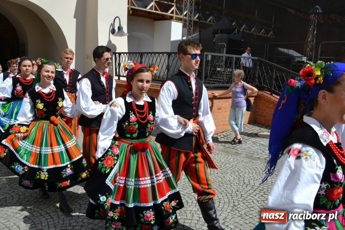 Zdjęcie w galerii na portalu naszraciborz.pl: 16. edycja Międzynarodowych Spotkań Artystycznych Śląsk Kraina Wielu Kultur za nami. Video przemarszu z lotu ptaka wiadomości z regionu