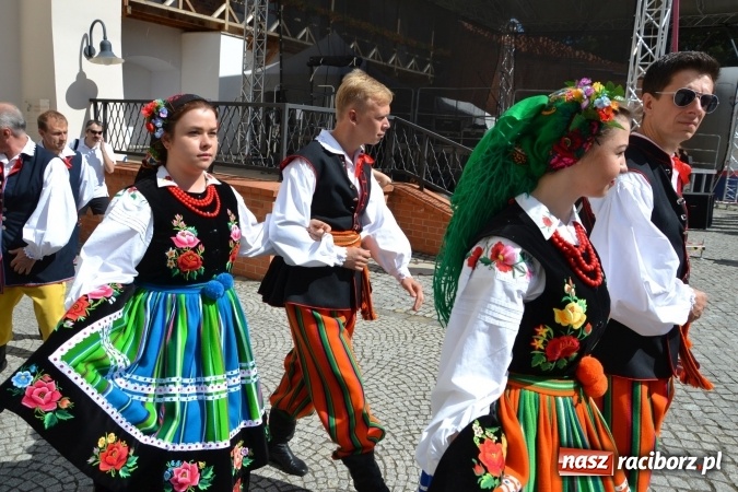 Zdjęcie w galerii na portalu naszraciborz.pl: 16. edycja Międzynarodowych Spotkań Artystycznych Śląsk Kraina Wielu Kultur za nami. Video przemarszu z lotu ptaka wiadomości z regionu