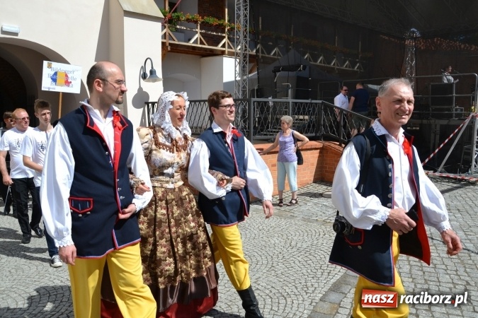 Zdjęcie w galerii na portalu naszraciborz.pl: 16. edycja Międzynarodowych Spotkań Artystycznych Śląsk Kraina Wielu Kultur za nami. Video przemarszu z lotu ptaka wiadomości z regionu