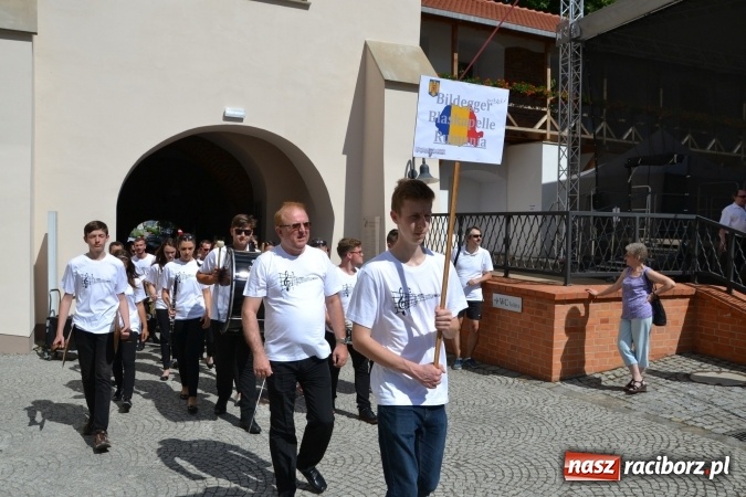 Zdjęcie w galerii na portalu naszraciborz.pl: 16. edycja Międzynarodowych Spotkań Artystycznych Śląsk Kraina Wielu Kultur za nami. Video przemarszu z lotu ptaka wiadomości z regionu