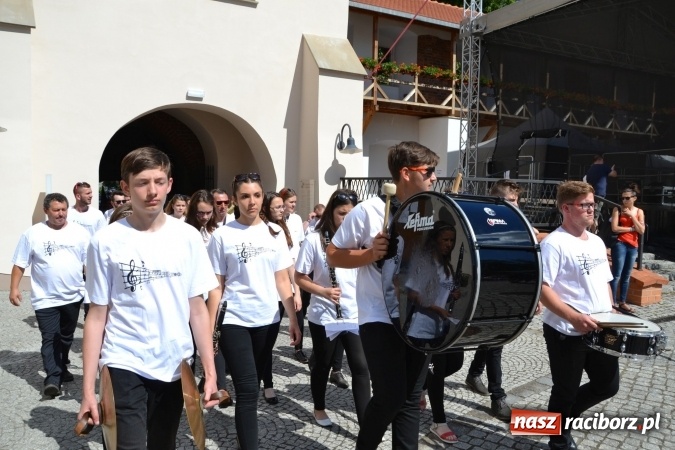 Zdjęcie w galerii na portalu naszraciborz.pl: 16. edycja Międzynarodowych Spotkań Artystycznych Śląsk Kraina Wielu Kultur za nami. Video przemarszu z lotu ptaka wiadomości z regionu