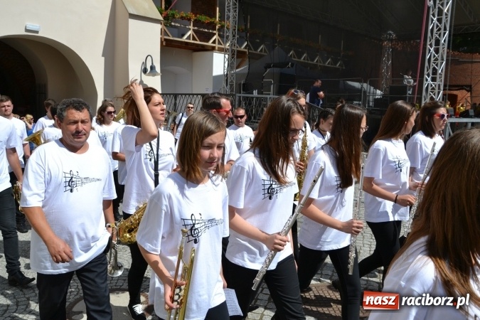 Zdjęcie w galerii na portalu naszraciborz.pl: 16. edycja Międzynarodowych Spotkań Artystycznych Śląsk Kraina Wielu Kultur za nami. Video przemarszu z lotu ptaka wiadomości z regionu