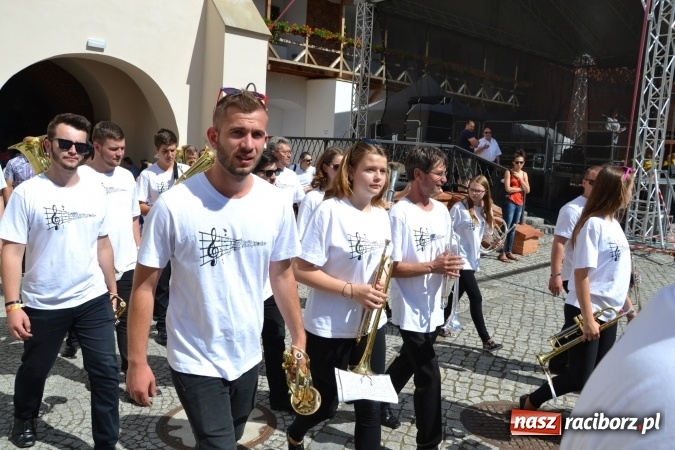Zdjęcie w galerii na portalu naszraciborz.pl: 16. edycja Międzynarodowych Spotkań Artystycznych Śląsk Kraina Wielu Kultur za nami. Video przemarszu z lotu ptaka wiadomości z regionu