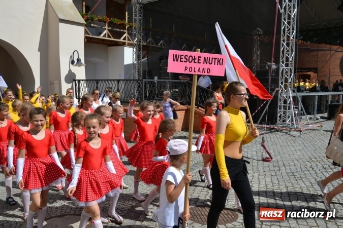 Zdjęcie w galerii na portalu naszraciborz.pl: 16. edycja Międzynarodowych Spotkań Artystycznych Śląsk Kraina Wielu Kultur za nami. Video przemarszu z lotu ptaka wiadomości z regionu