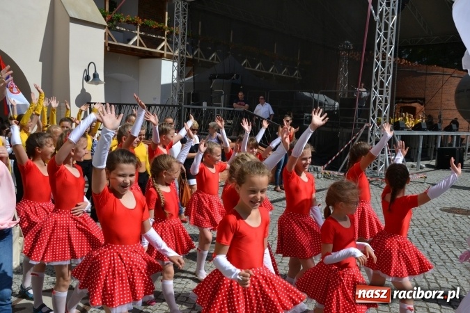 Zdjęcie w galerii na portalu naszraciborz.pl: 16. edycja Międzynarodowych Spotkań Artystycznych Śląsk Kraina Wielu Kultur za nami. Video przemarszu z lotu ptaka wiadomości z regionu