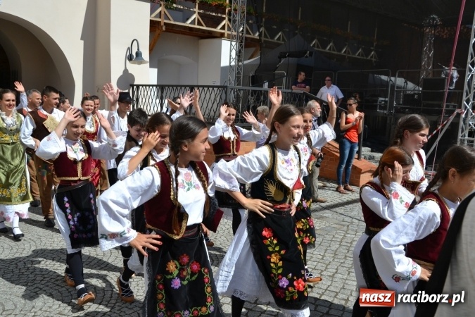 Zdjęcie w galerii na portalu naszraciborz.pl: 16. edycja Międzynarodowych Spotkań Artystycznych Śląsk Kraina Wielu Kultur za nami. Video przemarszu z lotu ptaka wiadomości z regionu
