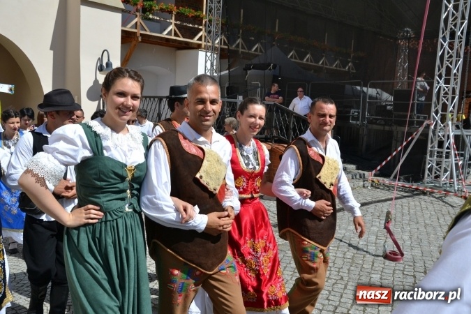 Zdjęcie w galerii na portalu naszraciborz.pl: 16. edycja Międzynarodowych Spotkań Artystycznych Śląsk Kraina Wielu Kultur za nami. Video przemarszu z lotu ptaka wiadomości z regionu