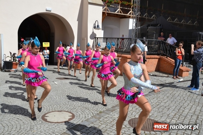 Zdjęcie w galerii na portalu naszraciborz.pl: 16. edycja Międzynarodowych Spotkań Artystycznych Śląsk Kraina Wielu Kultur za nami. Video przemarszu z lotu ptaka wiadomości z regionu