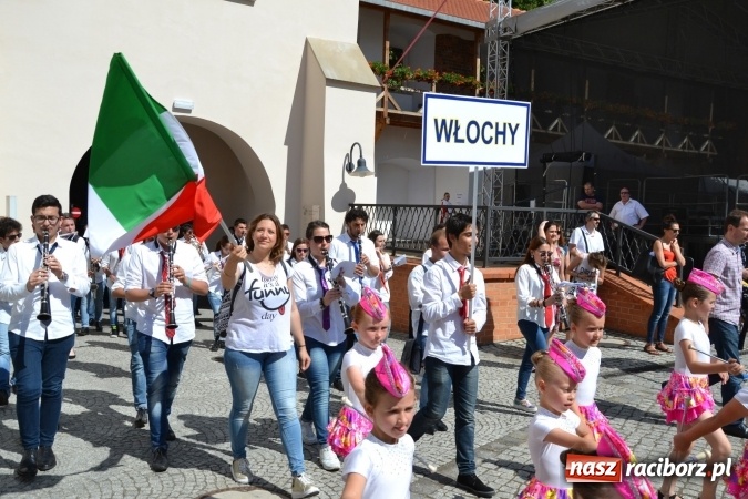 Zdjęcie w galerii na portalu naszraciborz.pl: 16. edycja Międzynarodowych Spotkań Artystycznych Śląsk Kraina Wielu Kultur za nami. Video przemarszu z lotu ptaka wiadomości z regionu