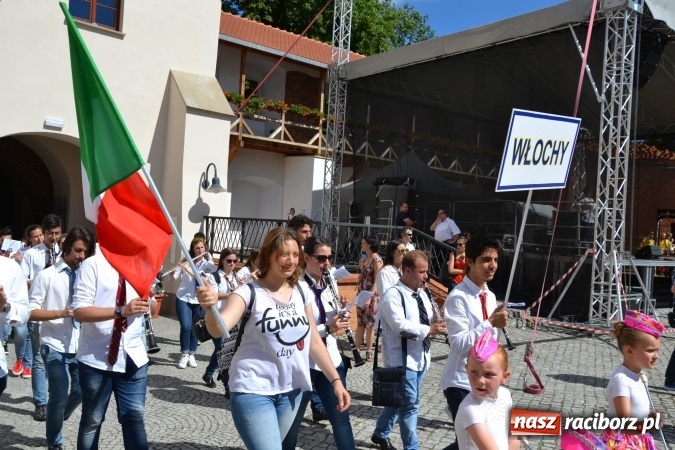 Zdjęcie w galerii na portalu naszraciborz.pl: 16. edycja Międzynarodowych Spotkań Artystycznych Śląsk Kraina Wielu Kultur za nami. Video przemarszu z lotu ptaka wiadomości z regionu