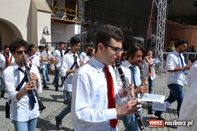 Zdjęcie w galerii na portalu naszraciborz.pl: 16. edycja Międzynarodowych Spotkań Artystycznych Śląsk Kraina Wielu Kultur za nami. Video przemarszu z lotu ptaka wiadomości z regionu