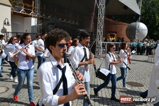 Zdjęcie w galerii na portalu naszraciborz.pl: 16. edycja Międzynarodowych Spotkań Artystycznych Śląsk Kraina Wielu Kultur za nami. Video przemarszu z lotu ptaka wiadomości z regionu