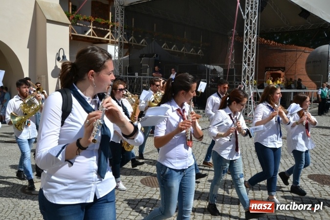 Zdjęcie w galerii na portalu naszraciborz.pl: 16. edycja Międzynarodowych Spotkań Artystycznych Śląsk Kraina Wielu Kultur za nami. Video przemarszu z lotu ptaka wiadomości z regionu