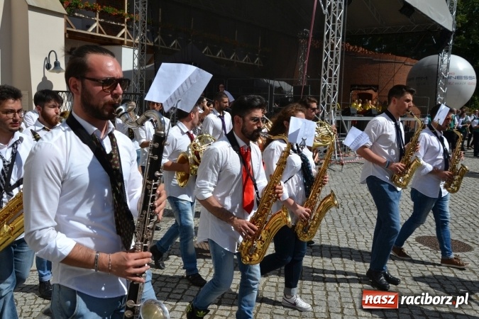 Zdjęcie w galerii na portalu naszraciborz.pl: 16. edycja Międzynarodowych Spotkań Artystycznych Śląsk Kraina Wielu Kultur za nami. Video przemarszu z lotu ptaka wiadomości z regionu