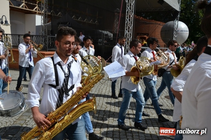 Zdjęcie w galerii na portalu naszraciborz.pl: 16. edycja Międzynarodowych Spotkań Artystycznych Śląsk Kraina Wielu Kultur za nami. Video przemarszu z lotu ptaka wiadomości z regionu