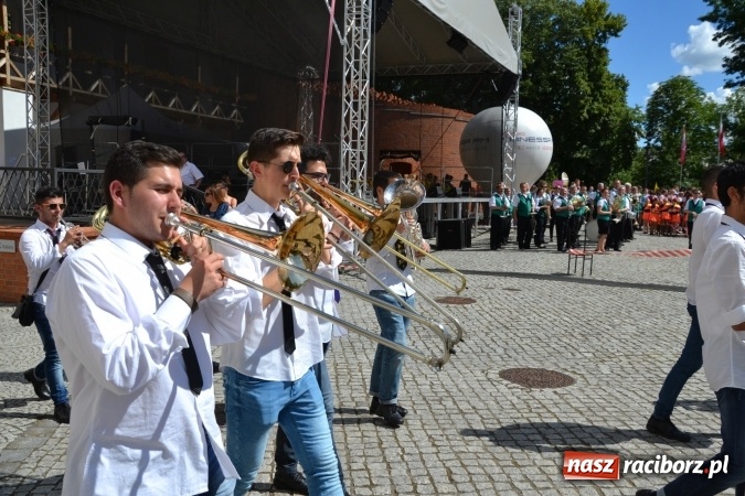 Zdjęcie w galerii na portalu naszraciborz.pl: 16. edycja Międzynarodowych Spotkań Artystycznych Śląsk Kraina Wielu Kultur za nami. Video przemarszu z lotu ptaka wiadomości z regionu