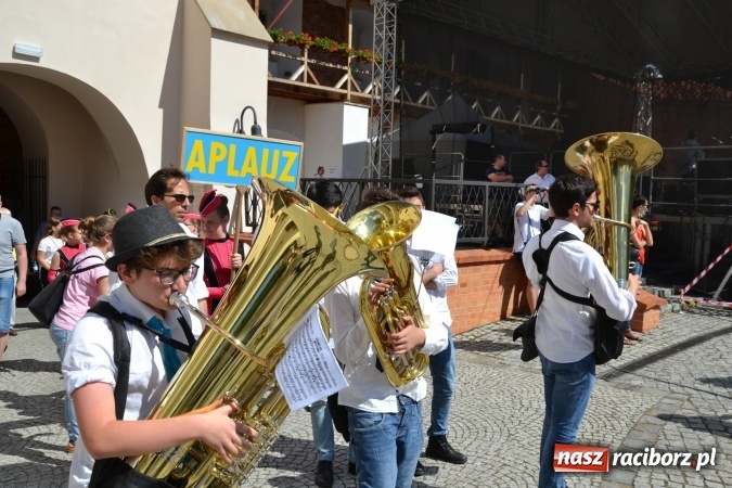 Zdjęcie w galerii na portalu naszraciborz.pl: 16. edycja Międzynarodowych Spotkań Artystycznych Śląsk Kraina Wielu Kultur za nami. Video przemarszu z lotu ptaka wiadomości z regionu