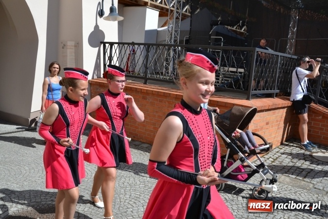 Zdjęcie w galerii na portalu naszraciborz.pl: 16. edycja Międzynarodowych Spotkań Artystycznych Śląsk Kraina Wielu Kultur za nami. Video przemarszu z lotu ptaka wiadomości z regionu