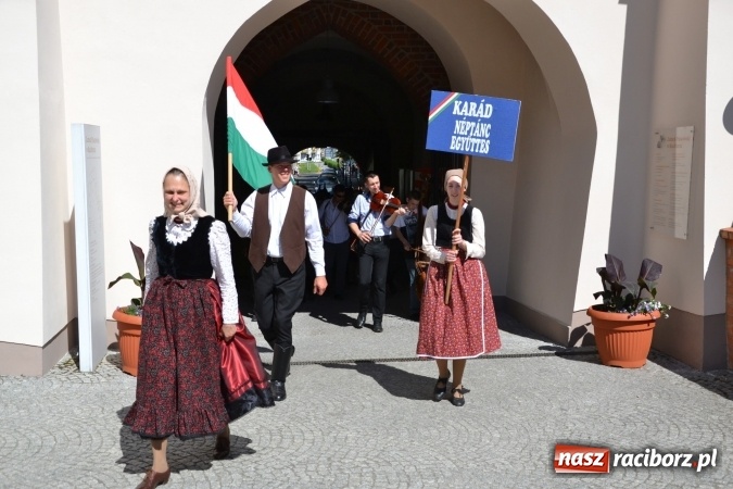 Zdjęcie w galerii na portalu naszraciborz.pl: 16. edycja Międzynarodowych Spotkań Artystycznych Śląsk Kraina Wielu Kultur za nami. Video przemarszu z lotu ptaka wiadomości z regionu
