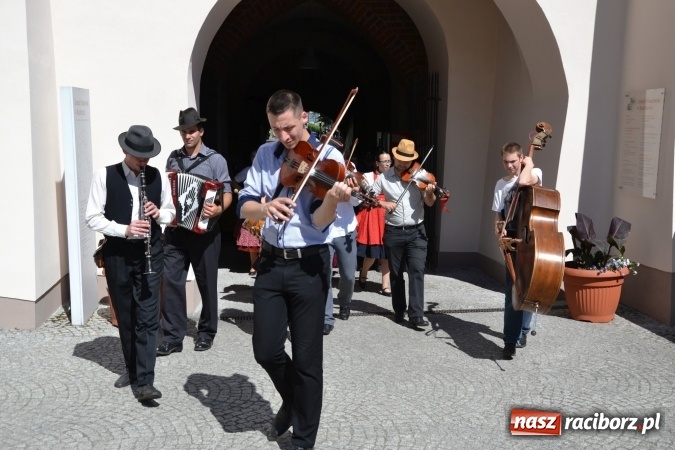 Zdjęcie w galerii na portalu naszraciborz.pl: 16. edycja Międzynarodowych Spotkań Artystycznych Śląsk Kraina Wielu Kultur za nami. Video przemarszu z lotu ptaka wiadomości z regionu