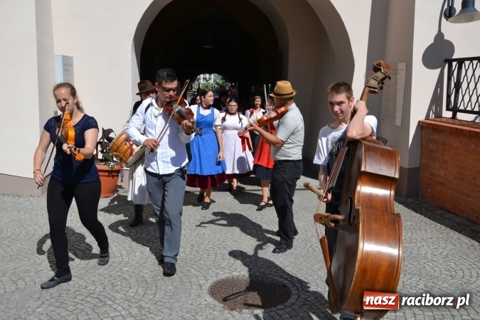 Zdjęcie w galerii na portalu naszraciborz.pl: 16. edycja Międzynarodowych Spotkań Artystycznych Śląsk Kraina Wielu Kultur za nami. Video przemarszu z lotu ptaka wiadomości z regionu