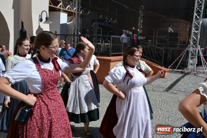 Zdjęcie w galerii na portalu naszraciborz.pl: 16. edycja Międzynarodowych Spotkań Artystycznych Śląsk Kraina Wielu Kultur za nami. Video przemarszu z lotu ptaka wiadomości z regionu