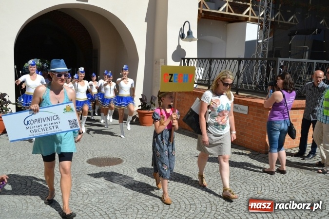 Zdjęcie w galerii na portalu naszraciborz.pl: 16. edycja Międzynarodowych Spotkań Artystycznych Śląsk Kraina Wielu Kultur za nami. Video przemarszu z lotu ptaka wiadomości z regionu