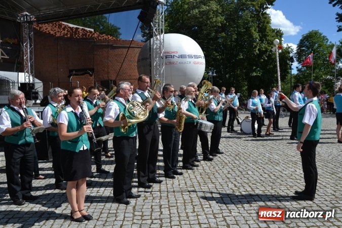 Zdjęcie w galerii na portalu naszraciborz.pl: 16. edycja Międzynarodowych Spotkań Artystycznych Śląsk Kraina Wielu Kultur za nami. Video przemarszu z lotu ptaka wiadomości z regionu