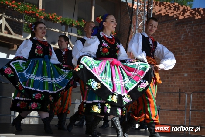 Zdjęcie w galerii na portalu naszraciborz.pl: 16. edycja Międzynarodowych Spotkań Artystycznych Śląsk Kraina Wielu Kultur za nami. Video przemarszu z lotu ptaka wiadomości z regionu