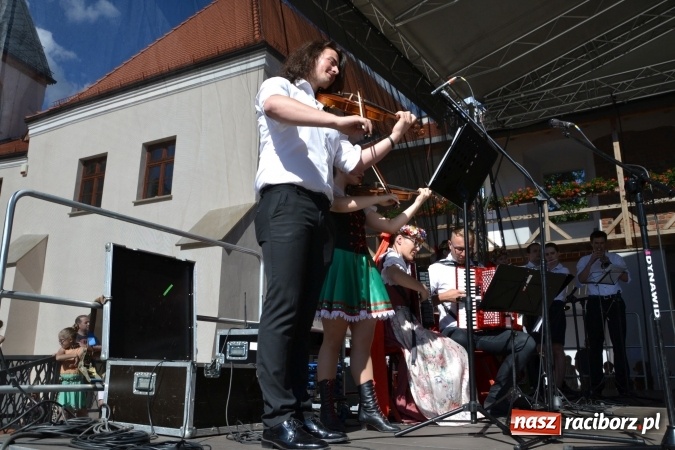 Zdjęcie w galerii na portalu naszraciborz.pl: 16. edycja Międzynarodowych Spotkań Artystycznych Śląsk Kraina Wielu Kultur za nami. Video przemarszu z lotu ptaka wiadomości z regionu