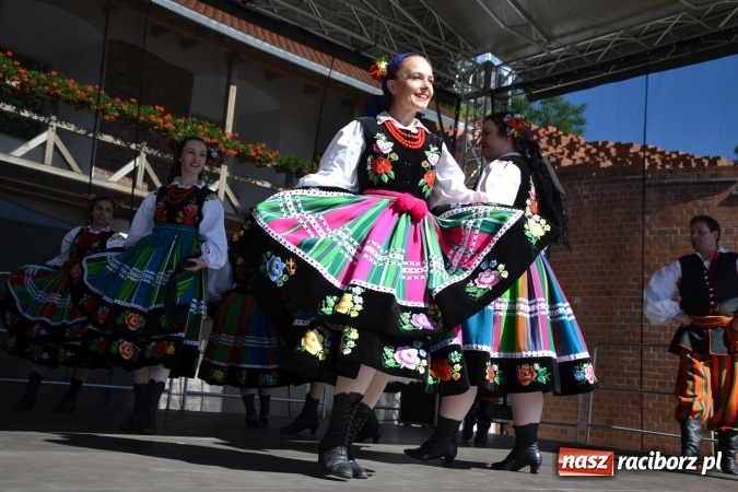 Zdjęcie w galerii na portalu naszraciborz.pl: 16. edycja Międzynarodowych Spotkań Artystycznych Śląsk Kraina Wielu Kultur za nami. Video przemarszu z lotu ptaka wiadomości z regionu