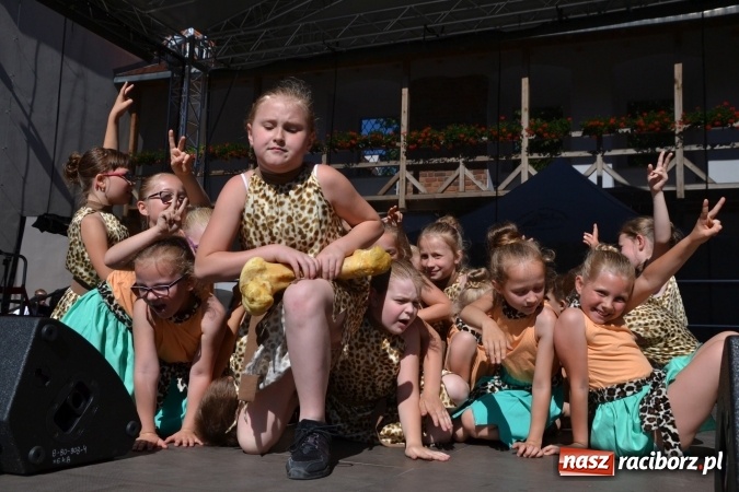 Zdjęcie w galerii na portalu naszraciborz.pl: 16. edycja Międzynarodowych Spotkań Artystycznych Śląsk Kraina Wielu Kultur za nami. Video przemarszu z lotu ptaka wiadomości z regionu