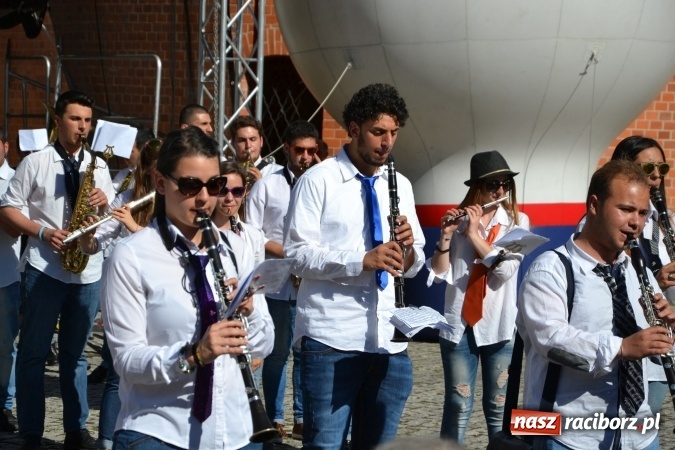 Zdjęcie w galerii na portalu naszraciborz.pl: 16. edycja Międzynarodowych Spotkań Artystycznych Śląsk Kraina Wielu Kultur za nami. Video przemarszu z lotu ptaka wiadomości z regionu