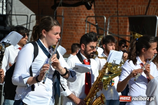 Zdjęcie w galerii na portalu naszraciborz.pl: 16. edycja Międzynarodowych Spotkań Artystycznych Śląsk Kraina Wielu Kultur za nami. Video przemarszu z lotu ptaka wiadomości z regionu