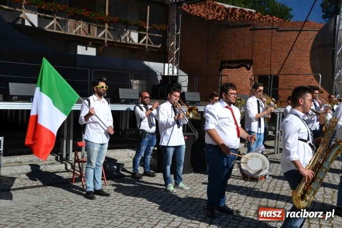 Zdjęcie w galerii na portalu naszraciborz.pl: 16. edycja Międzynarodowych Spotkań Artystycznych Śląsk Kraina Wielu Kultur za nami. Video przemarszu z lotu ptaka wiadomości z regionu