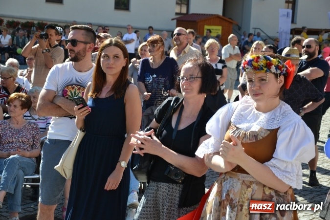 Zdjęcie w galerii na portalu naszraciborz.pl: 16. edycja Międzynarodowych Spotkań Artystycznych Śląsk Kraina Wielu Kultur za nami. Video przemarszu z lotu ptaka wiadomości z regionu