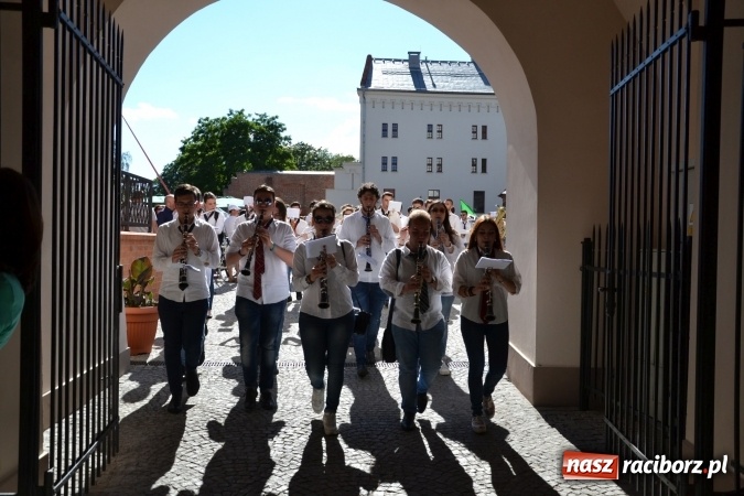 Zdjęcie w galerii na portalu naszraciborz.pl: 16. edycja Międzynarodowych Spotkań Artystycznych Śląsk Kraina Wielu Kultur za nami. Video przemarszu z lotu ptaka wiadomości z regionu