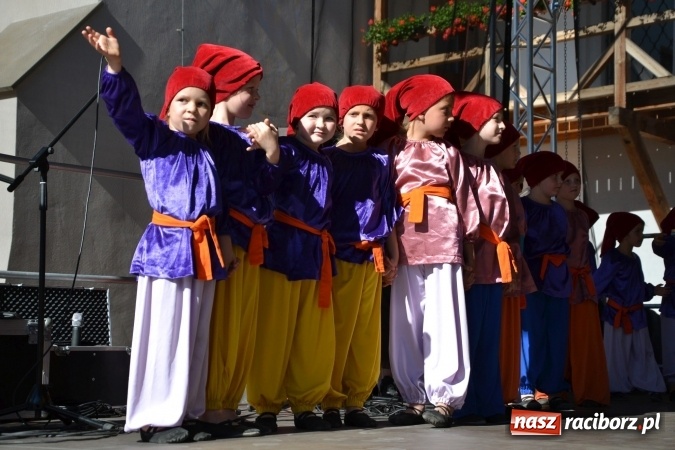 Zdjęcie w galerii na portalu naszraciborz.pl: 16. edycja Międzynarodowych Spotkań Artystycznych Śląsk Kraina Wielu Kultur za nami. Video przemarszu z lotu ptaka wiadomości z regionu